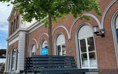 Duurzaamheid centraal: bankjes van gerecycled kunststof in het Bewegend Bos